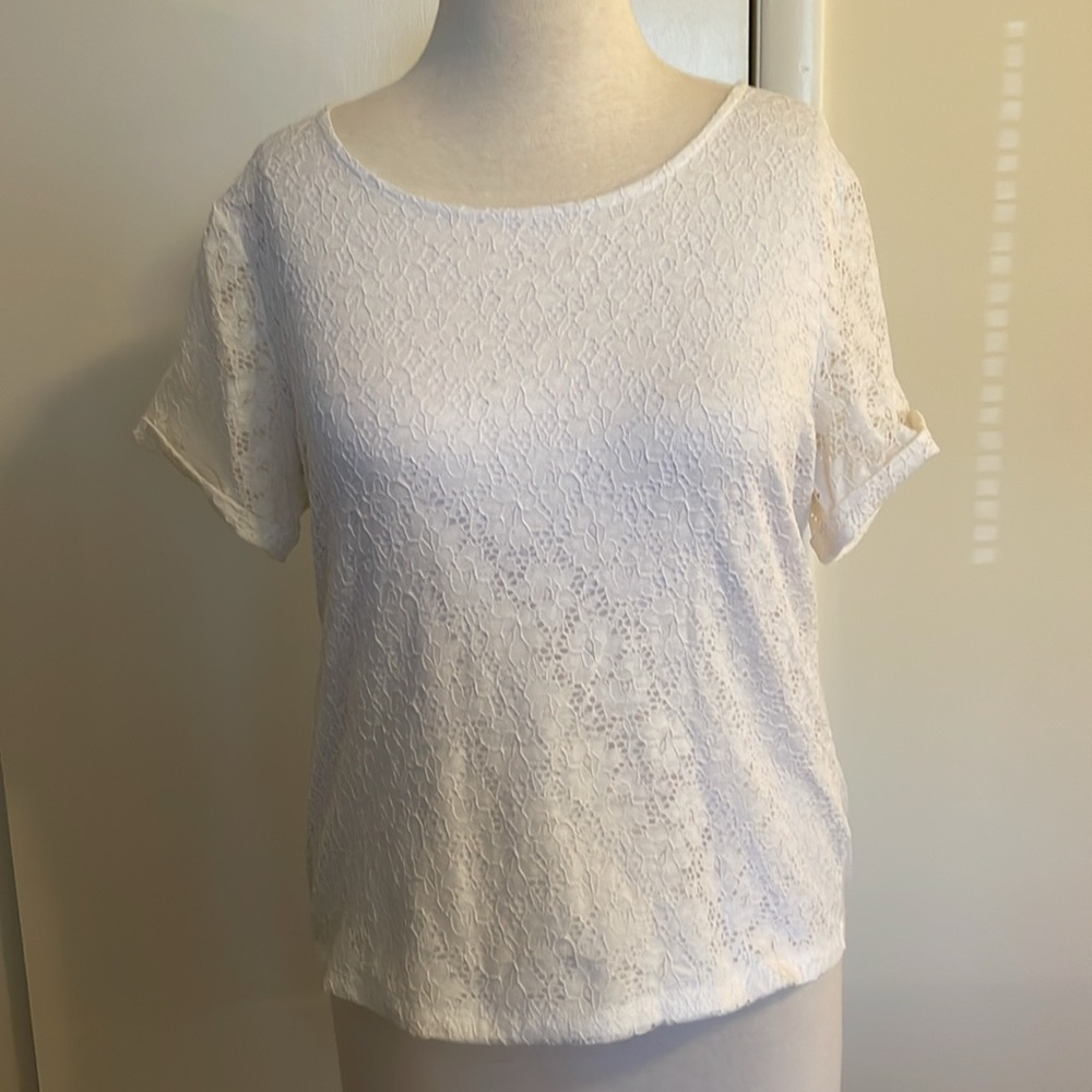 White Company by Ellen Tracy Eyelet Front/sleeves shirt. Size- XXLRound NeckEUC.